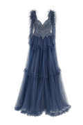 Vestido de noche azul con detalles brillantes
